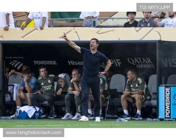 皇马一线队抵达奥维耶多备战新赛季引球迷热烈欢迎 皇马一线队抵达奥维耶多备战新赛季引球迷热烈欢迎